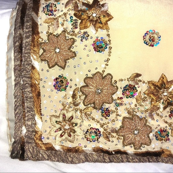 Saree sari in cream with zardosi handwork. [Firm] - Picture 3 of 5